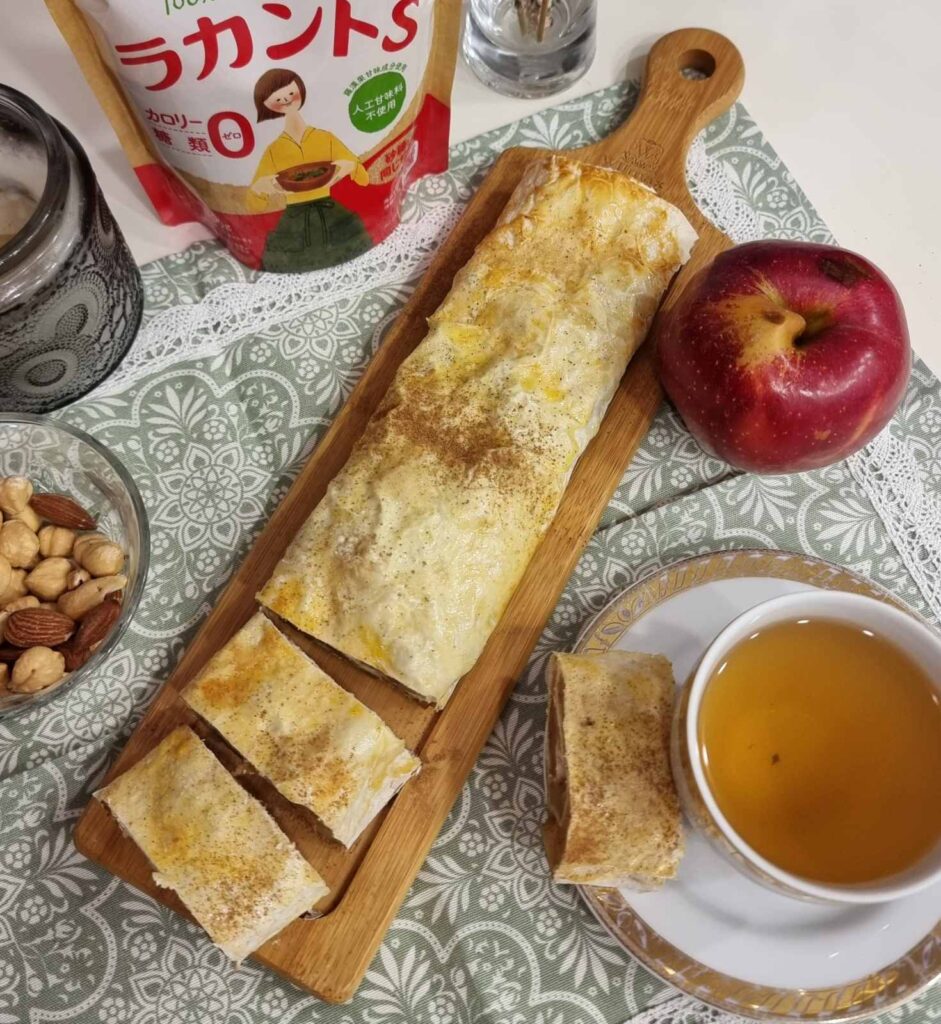 Рулет з яблуками